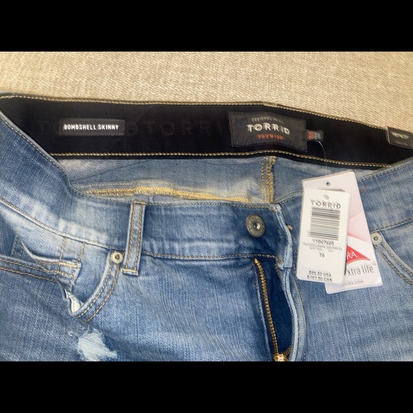 TORRID Bombshell Skinny Jeans 16s - Picture 5 of 6